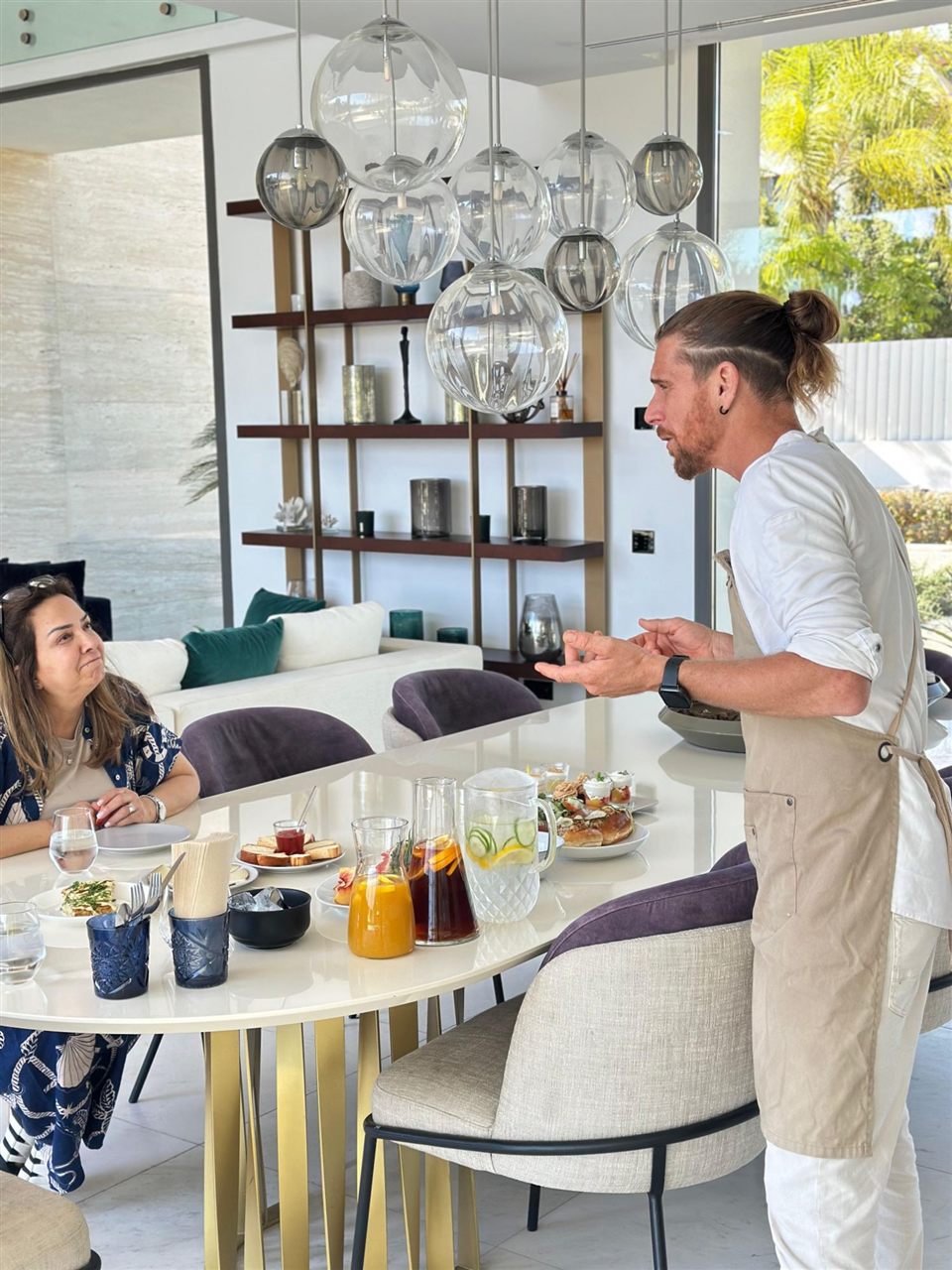 Christian Wybaux talking with a guest at the breakfast table